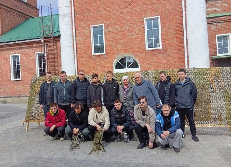 Миллеровские студенты помогают православным волонтерам плести маскировочные сети для фронта   