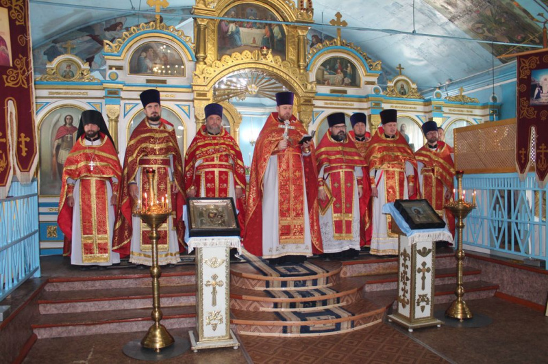 45-летие председателя епархиальной комиссии по канонизации святых протоиерея Василия Хадыкина отметили соборным служением в Покровском храме г. Новошахтинска