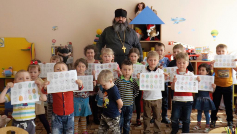 Настоятель Смоленского храма станицы Шумилинской посетил Детский сад, священник провел урок рисования, темой которого была Пасха