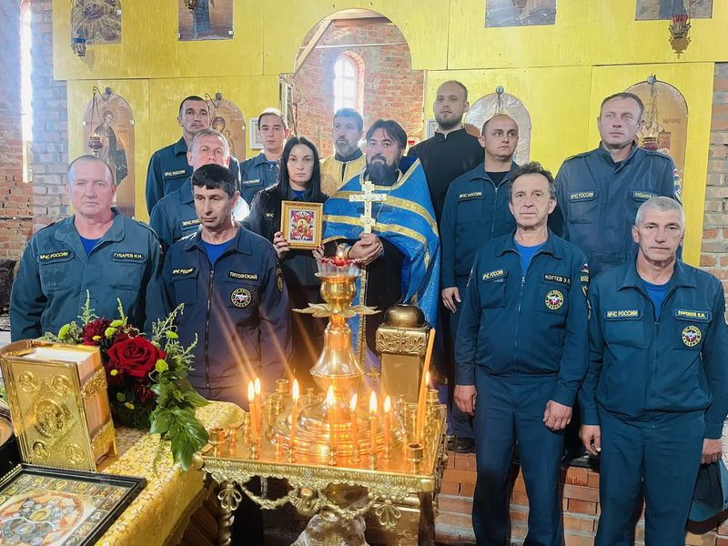 В Никольском храме слободы Кашары совершили молебен перед иконой «Неопалимая Купина» для сотрудников МЧС