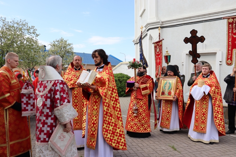 Пасхальное торжество в храме Донской иконы Божией Матери города Новошахтинска в понедельник Светлой седмицы