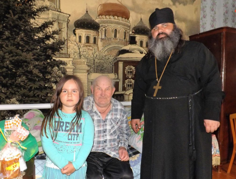 Настоятель Смоленского храма ст. Шумилинской иерей Александр Туховский посетил ветеранов, стариков и детей-инвалидов Шумилинского сельского поселения