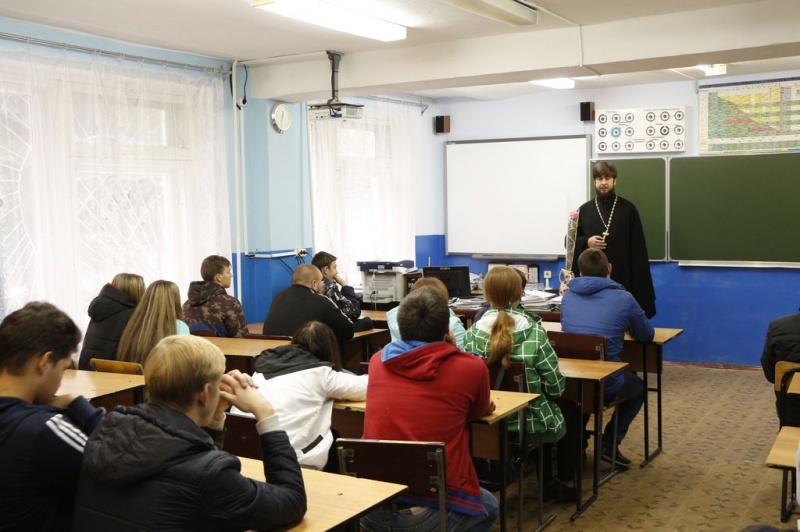 «Православие о любви и браке» – протоиерей Александр Барановский провел беседу по теме с обучающимися Донецкого промышленно-гуманитарного техникума