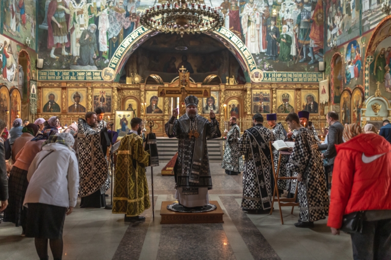 Епископ Симон совершил утреню Великой пятницы с чтением двенадцати Страстных Евангелий
