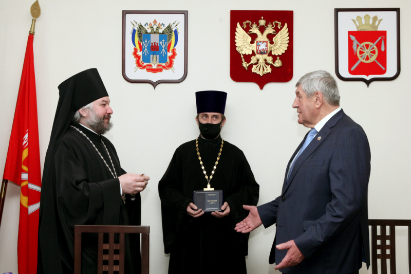 Преосвященнейший епископ Симон наградил Главу Октябрьского района Евгения Петровича Луганцева к его 70-летию медалью Шахтинской епархии «За усердные труды» III степени