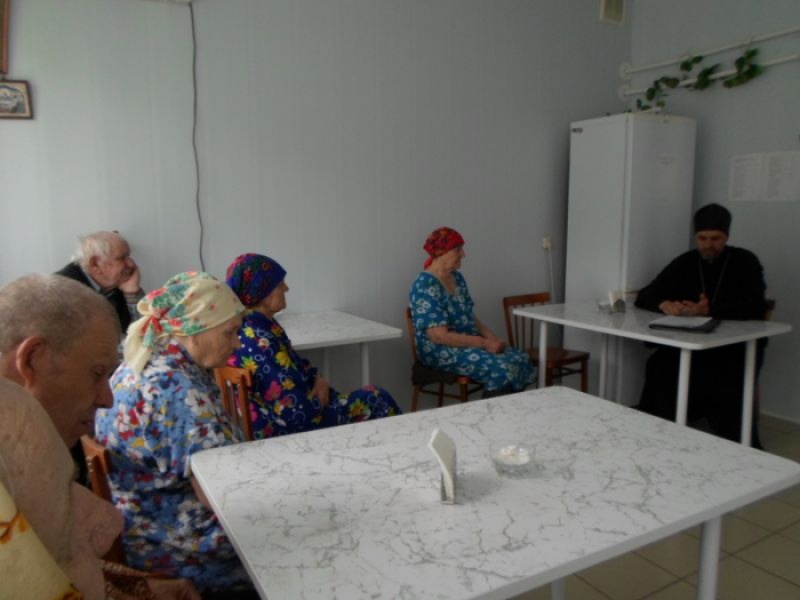 В день памяти святителя Николая Чудотворца иеромонах Максим (Думановский) провел беседу в доме престарелых