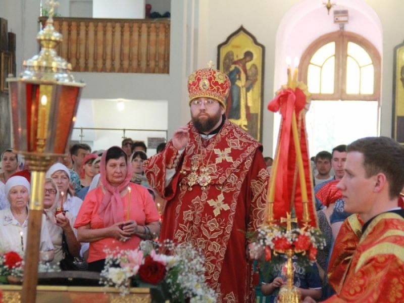 В Шахтинскую епархию доставлен Благодатный огонь. Епископ Игнатий совершил Пасхальную вечерню в Покровском кафедральном соборе