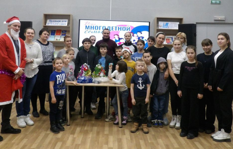 Тематический час «Тепло большой семьи» прошел в Новошахтинске