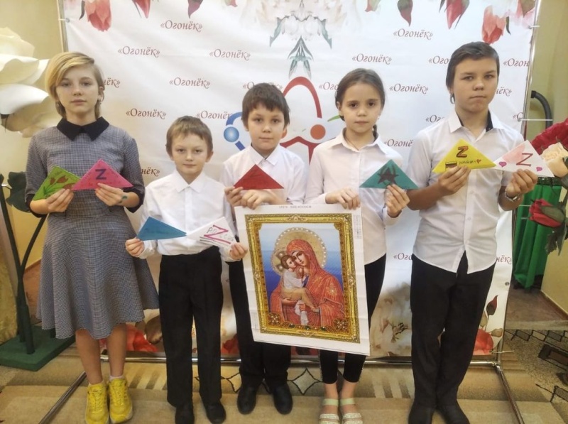 Воспитанники детского приюта «Огонек» поздравили солдат с днем защитника Отечества и подарили им образ Пресвятой Богородицы