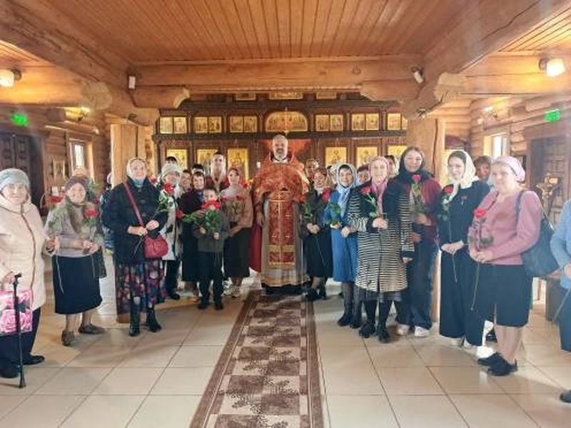 В храме апостола Андрея Первозванного поздравили прихожанок с днём святых жён-мироносиц