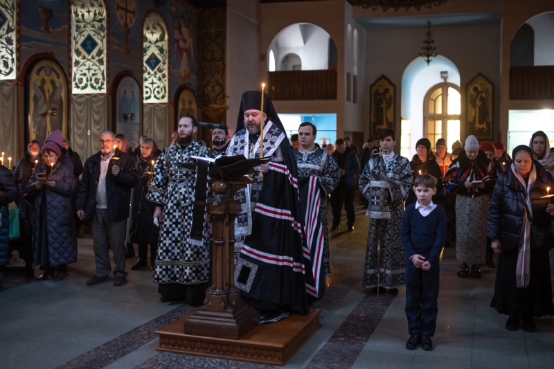 В понедельник первой седмицы Великого поста епископ Симон совершил великое повечерие с чтением Великого покаянного канона преподобного Андрея Критского
