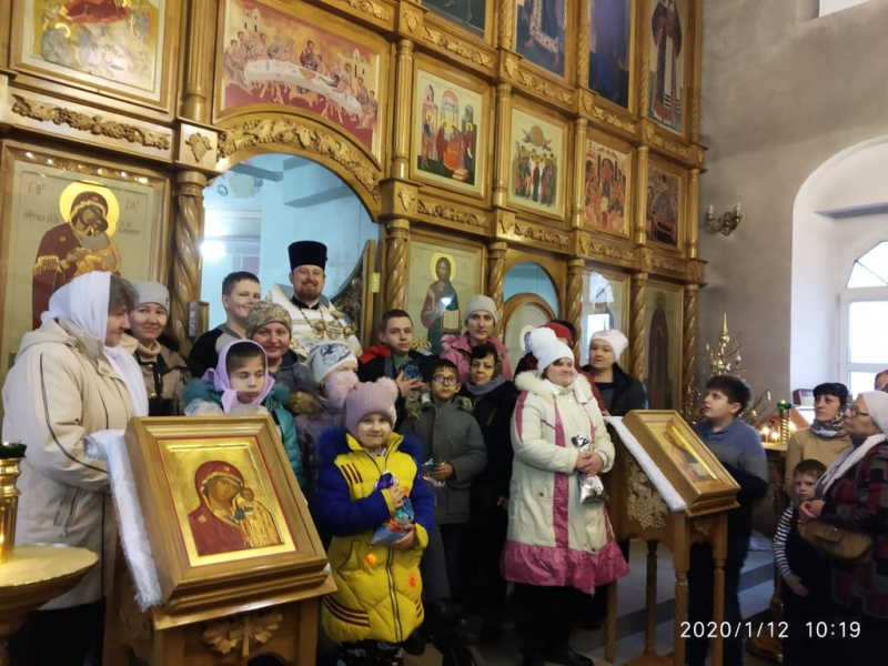 Дети и взрослые из детской первичной организации «Милосердие» городского общества инвалидов посетили Донской храм г. Новошахтинска