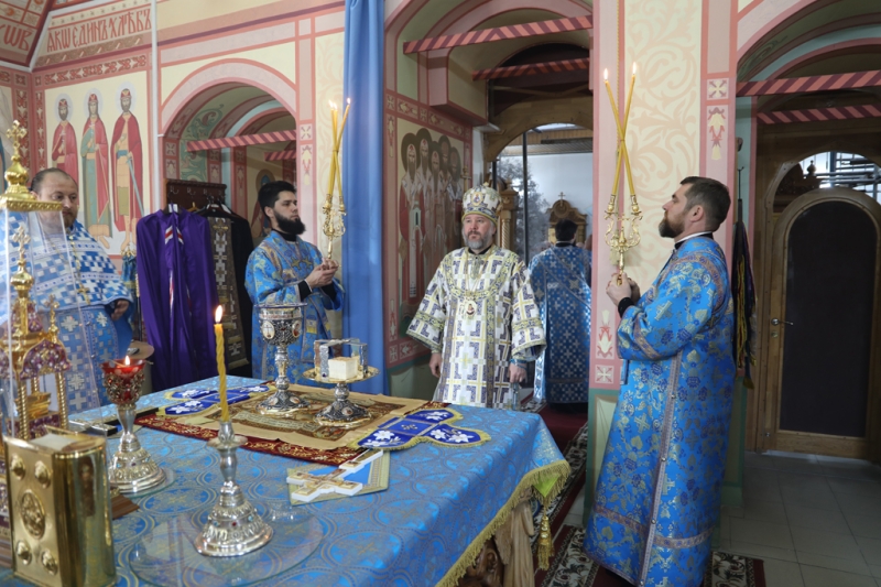 В день 20-летия прихода Преосвященнейший епископ Симон совершил Божественную литургию в храме Донской иконы Божией Матери города Новошахтинска