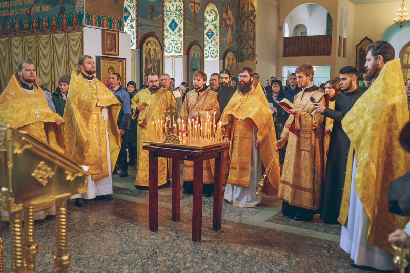 В день памяти Собора новомучеников и исповедников Церкви Русской в Покровском соборе г. Шахты совершена лития о всех усопших, пострадавших в годину гонений за веру Христову