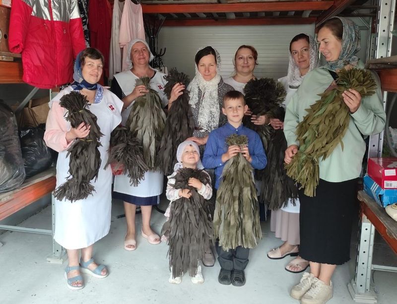 Добровольцы Нижнедонского благочиния помогают волонтерам при изготовлении маскировочных зонтов для бойцов СВО   