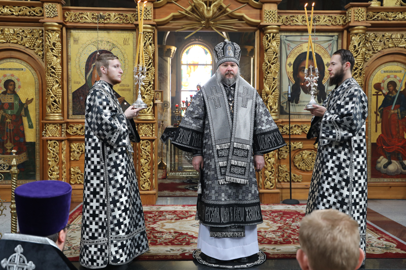В Великую среду Страстной седмицы Преосвященнейший епископ Симон совершил литургию Преждеосвященных Даров в Покровском кафедральном соборе г. Шахты