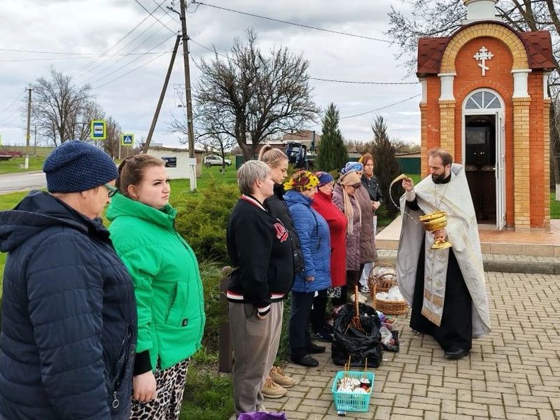 В хуторе Веселая Бахмутовка освятили пасхальные куличи у часовни в честь Святой Троицы