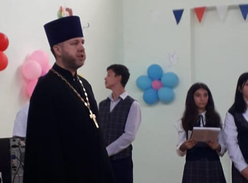Протоиерей Роман Мясников поздравил с новым учебным годом учащихся общеобразовательной  школы пос. Садовый