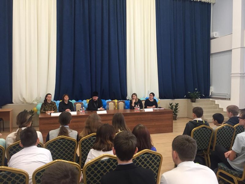 Благочинный приходов Донецкого округа иерей Владимир Татаркин посетил МБОУ СОШ № 18 города Донецка в рамках лекторских групп антинаркотической комиссии