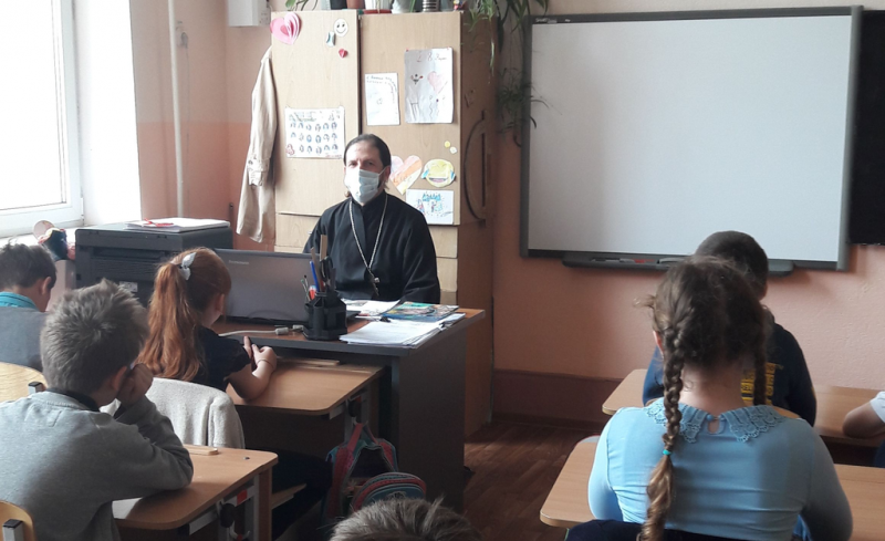 Иеромонах Арсений (Алимов) провел занятие для учащихся школы № 22 пос. Горный, посвященный 800-летию со дня рождения святого благоверного князя Александра Невского