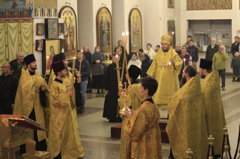 Всенощное бдение архиерейским чином состоялось в Покровском кафедральном соборе г. Шахты