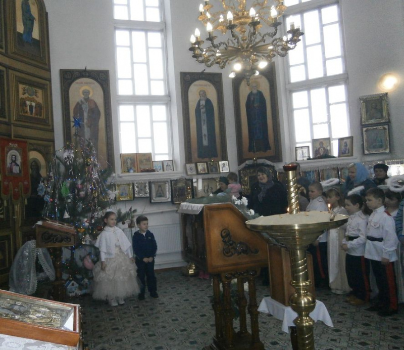 В храме Архистратига Михаила Новошахтинского благочиния прошел традиционный Рождественский праздник