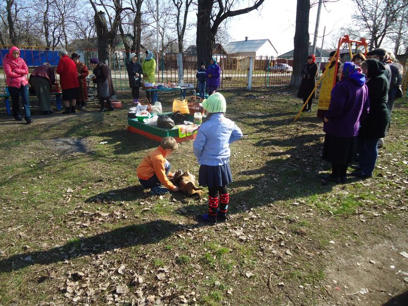 Настоятель храма свщмч. Захарии (Лобова) иерей Сергий в день Светлого Христова Воскресения поздравил жителей хутора Черников с праздником