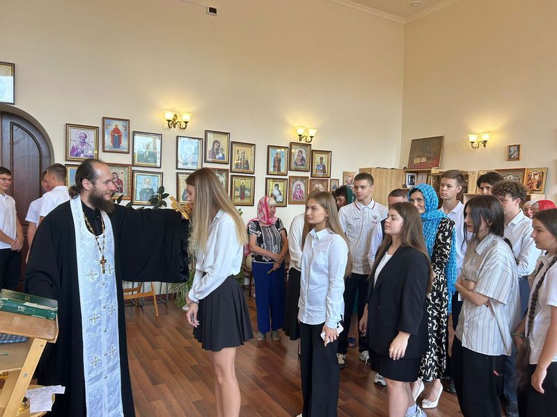 Иерей Олег Брехов совершил молебное пение на благословение учащихся