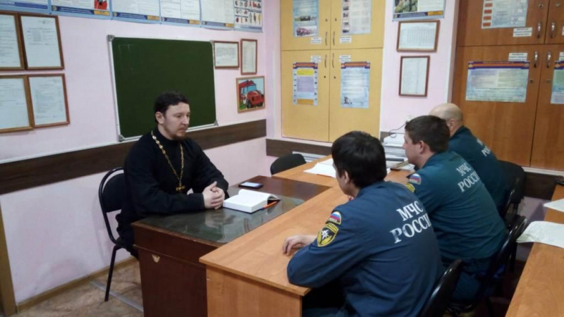 Иерей Роман Митяшин провел беседу с сотрудниками пожарной части