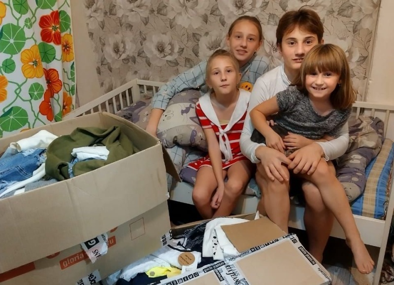Храм и компания Глория Джинс передали новую одежду семьям прихожан