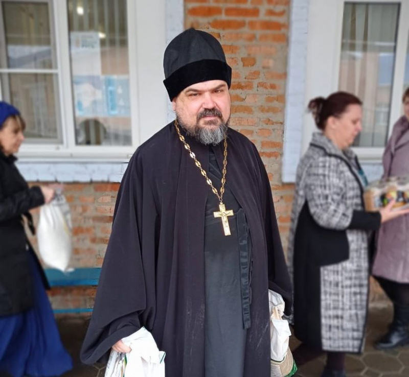 Храм в честь Покрова Пресвятой Богородицы г. Новошахтинска передал продукты гуманитарному центру «От сердца к сердцу»