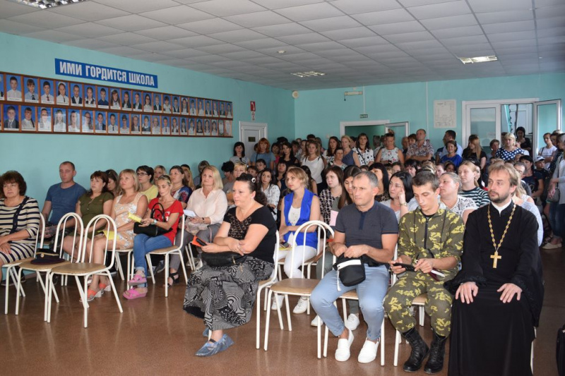 Протоиерей Сергий Яценко принял участие в общем родительском собрании в школе № 8 имени А.К. Горовца г. Шахты