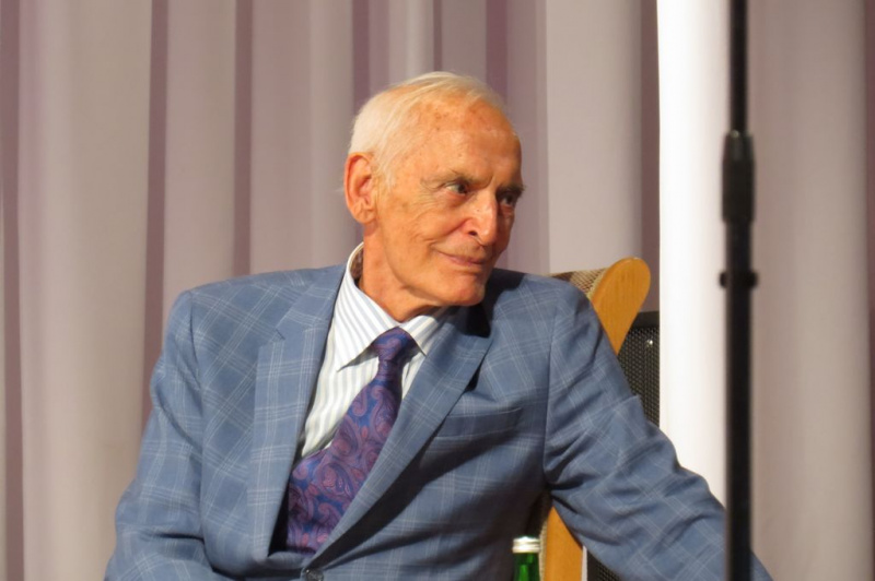 В поселке Каменоломни прошла встреча педагогов с известным советским и российским актером театра и кино Василием Лановым