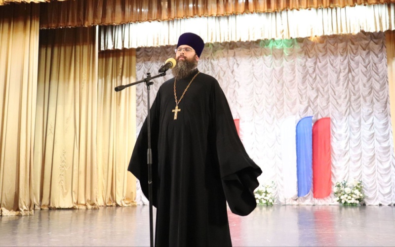 «За нами Россия, за нами народ». Иерей Александр Теличкин принял участие в праздничном мероприятии ко Дню народного единства