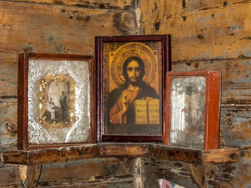 Ростовой портрет императора Александра I, вероятно, конца XIX века, сохранился на стене молитвенного дома в хуторе Ильин