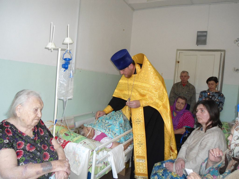 Протоиерей Вячеслав Лавлинский совершил таинство Соборования для пациентов сестринского отделения больницы г. Каменск-Шахтинский