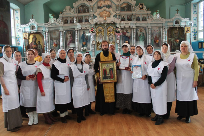 Протоиерей Сергий Яценко вручил новым сестрам документы, подтверждающие их дальнейшее участие в деятельности сестричества