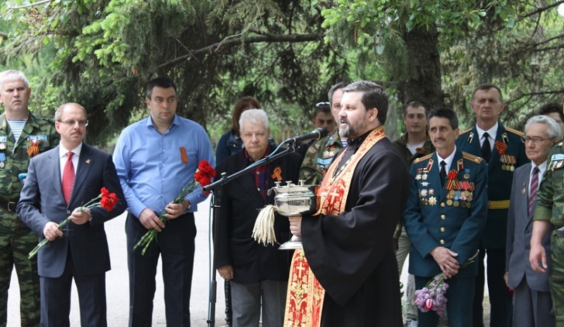 Священник Александровск-Грушевского благочиния принял участие в открытии памятника погибшим воинам