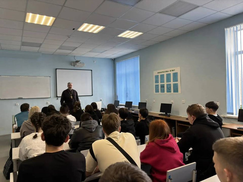 В Лиховском техникуме железнодорожного транспорта состоялась просветительская встреча студентов со священником в рамках празднования Дня православной книги