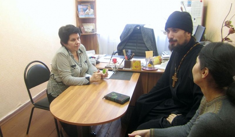 Помощник благочинного Александровск-Грушевского округа посетила школу посёлка Аютинского города Шахты