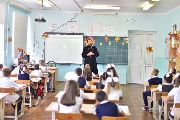 Протоиерей Виталий Крейдич принял участие в уроке на тему «Россия – Родина моя»
