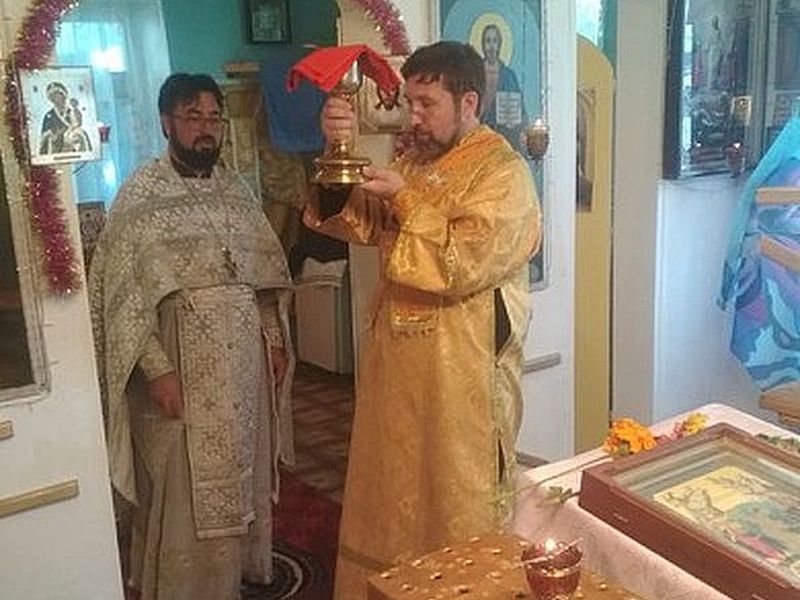 В день памяти святых Царственных страстотерпцев в храме Преображения Господня с. Лысогорка совершили Божественную литургию