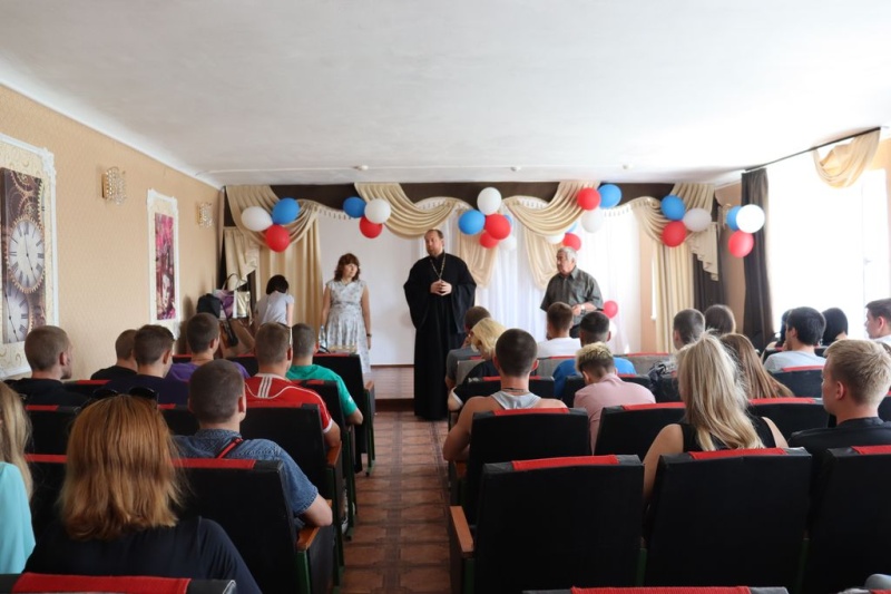 Протоиерей Роман Амплеев поблагодарил добровольцев из НТПТ-ф ГБПОУ РО «ШРКТЭ им. ак. П. И. Степанова» г. Новошахтинска за совместную деятельность