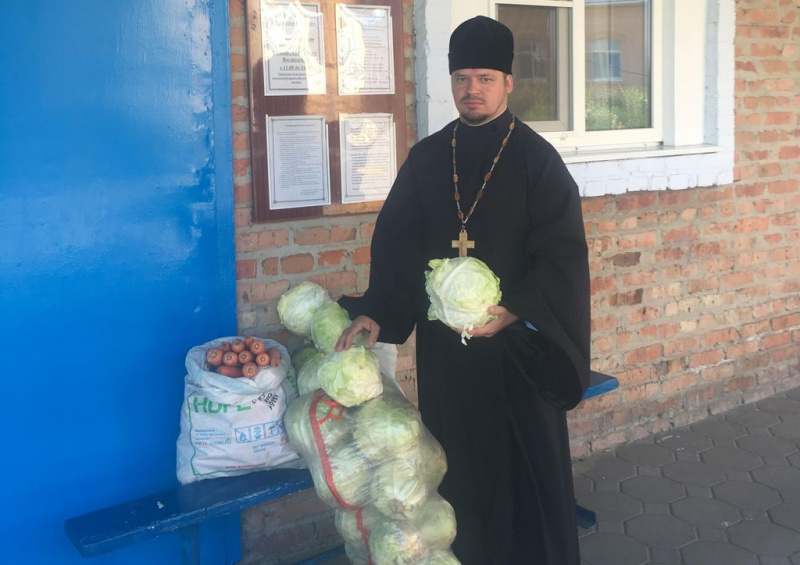 Иеромонах Никон (Синюшкин) от храма Пресвятой Богородицы Всех скорбящих радость оказал содействие православному гуманитарному Центру «От сердца к сердцу» в г. Новошахтинске