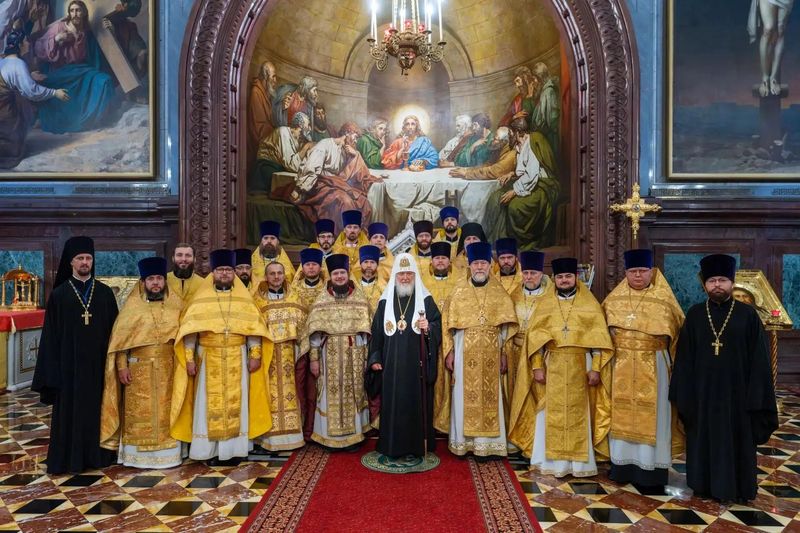 По благословению епископа Шахтинского и Миллеровского Симона,  духовник Каменской общины глухих иерей Владимир Щербаков сослужил Святейшему Патриарху Кириллу