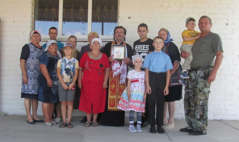 Прихожане поздравили настоятеля Свято-Никольского храма сл. Волошино игумена Пантелеимона (Пономарев) с днем памяти его небесного покровителя