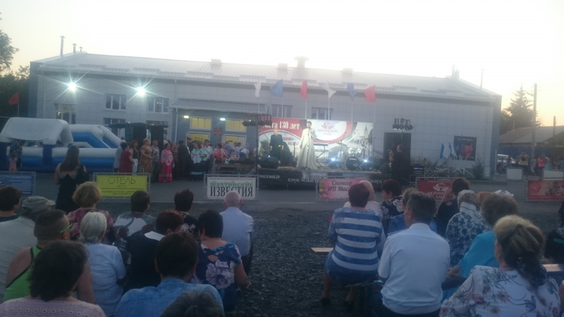 Иерей Иоанн Трофимов и помощник благочинного Александровск-Грушевского округа по миссионерскому служению приняли участие в праздничном мероприятии в пос. Аютинский, посвященном Дню шахтера