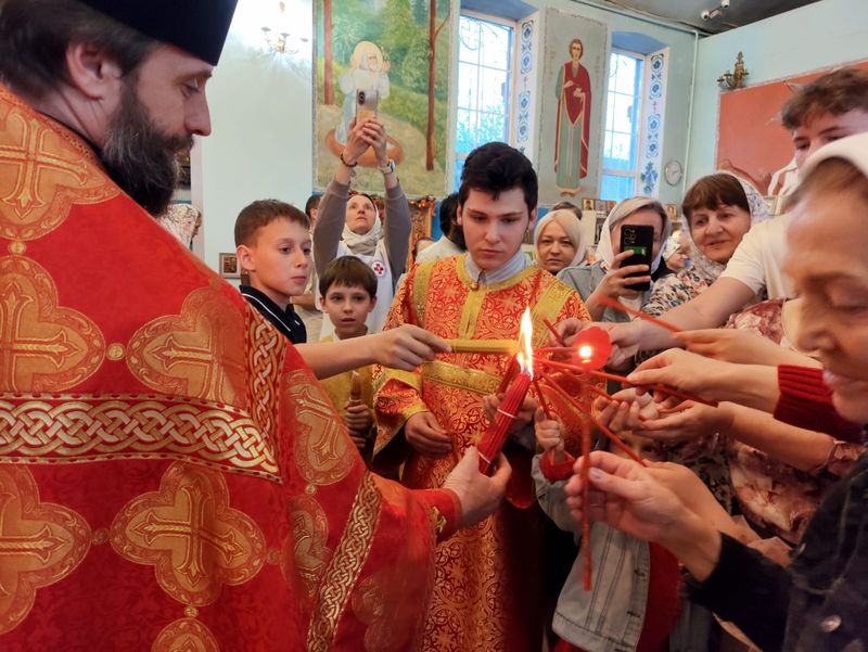В храме Архистратига Михаила поселка Каменоломни Октябрьского района торжественно встретили Благодатный огонь