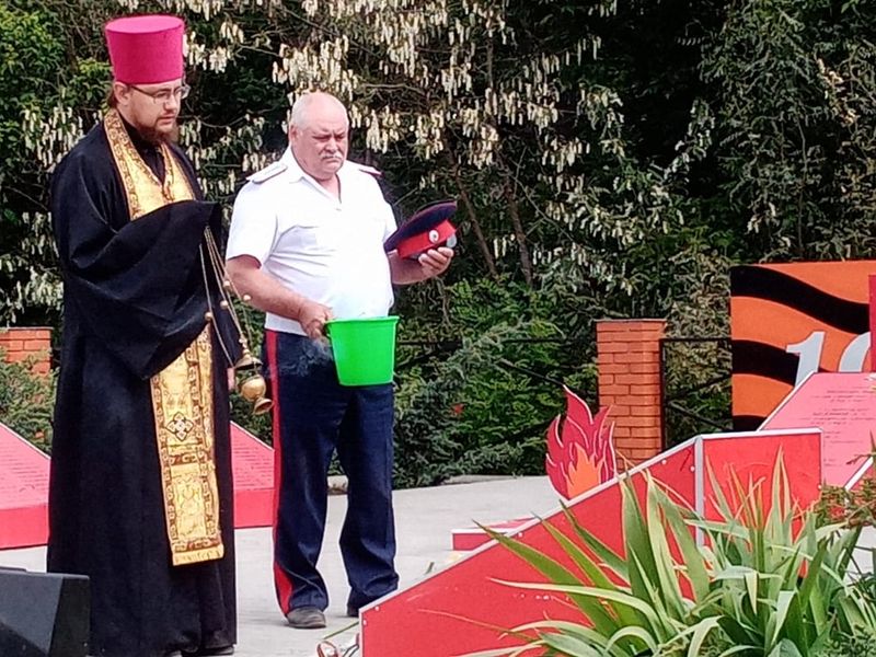 В Позднеевке открыли и освятили памятный знак в честь перезахороненного советского воина Ивана из Ленинграда