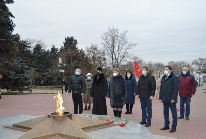 Благочинный приходов Нижнедонского округа принял участие в церемонии возложения цветов, посвященной Дню неизвестного солдата